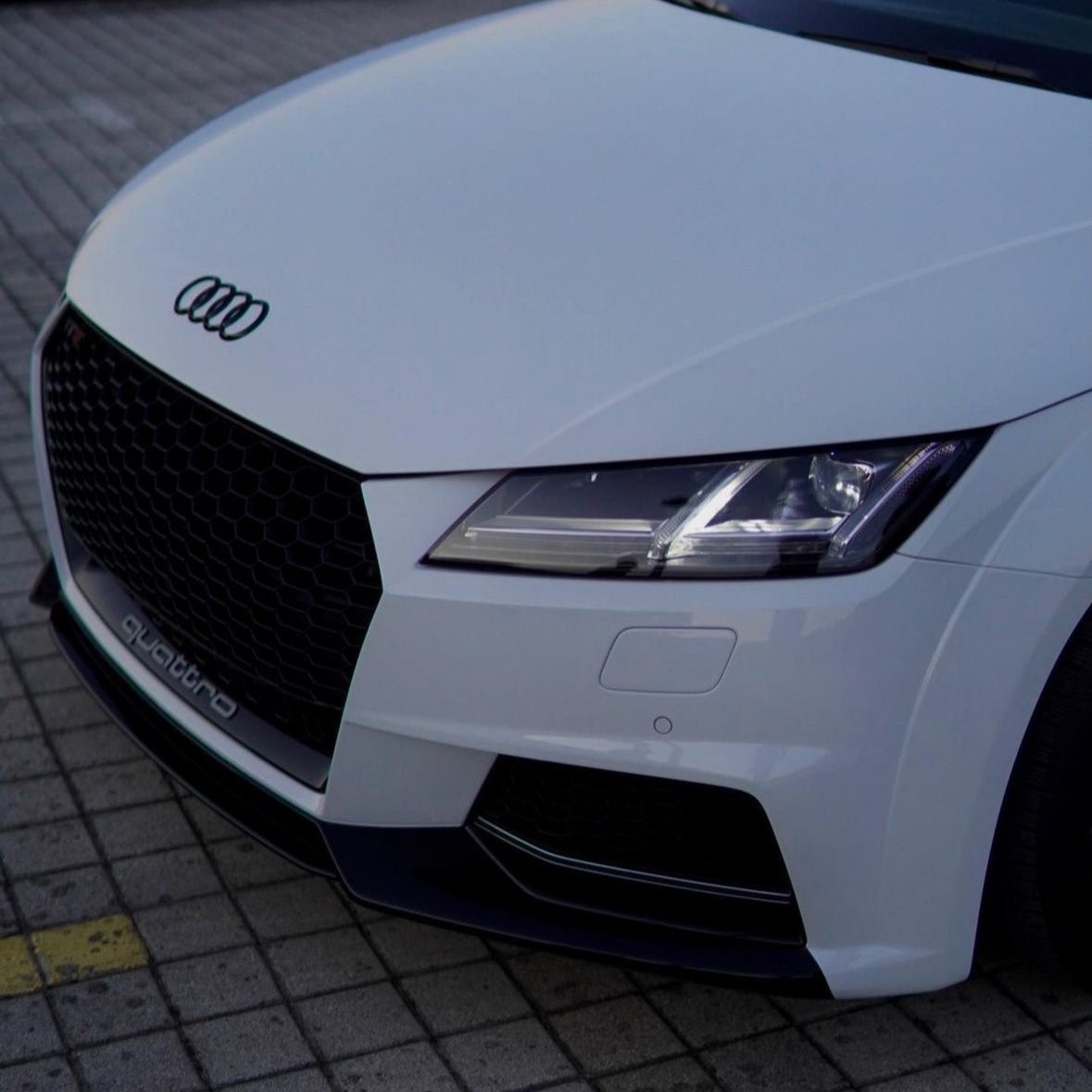 TT - MK3 FV/8S: Gloss Black RS Honeycomb Grill 14-20