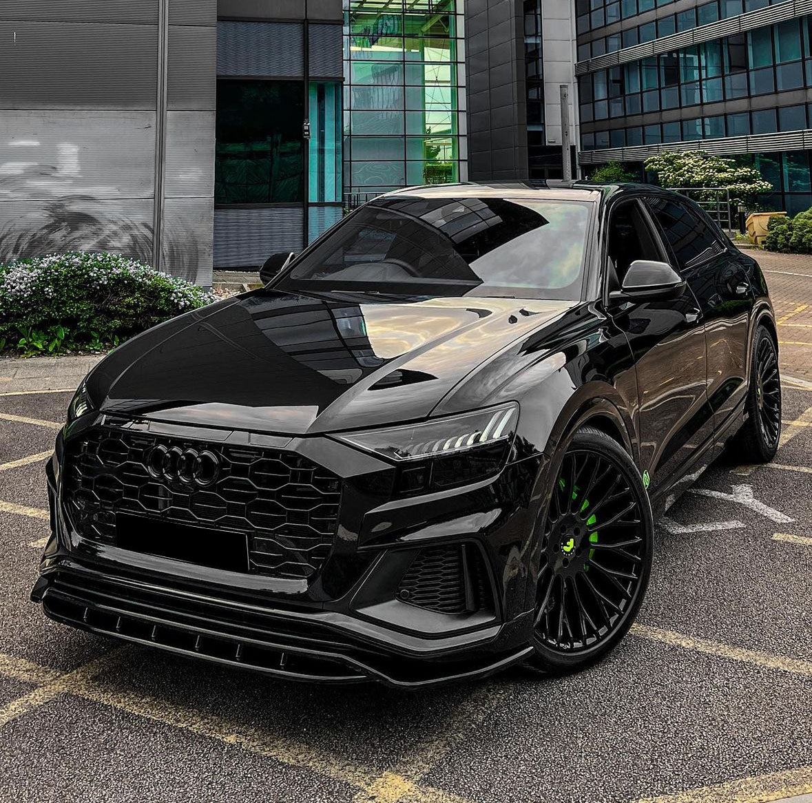 Q8 - 4M: Gloss Black RS Honeycomb 19-23